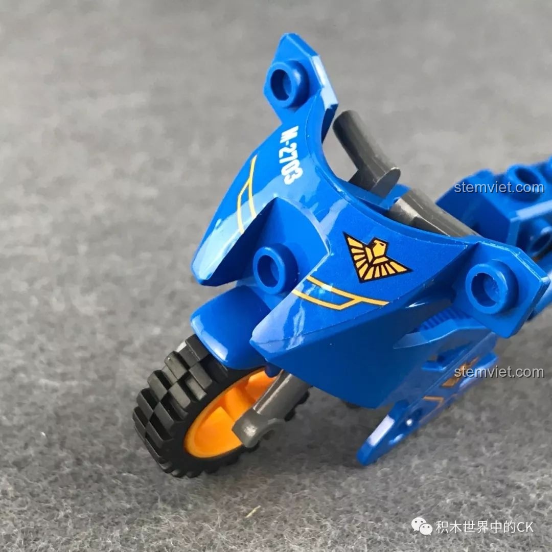 Mô hình mô tô màu xanh dương từ bộ QMAN 2703 Xe Chiến Đấu U Linh, với các chi tiết decal.