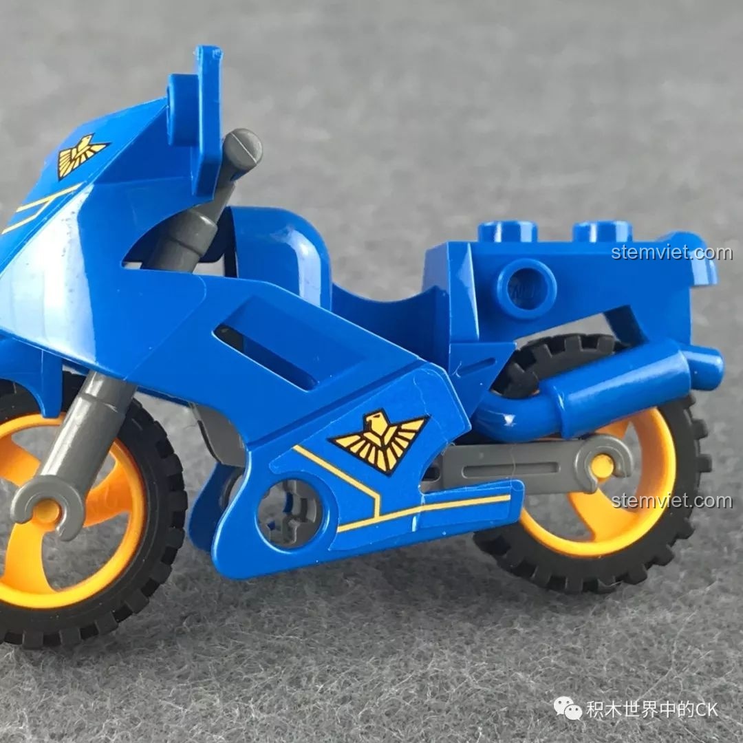 Góc nhìn nghiêng của mô hình mô tô màu xanh dương từ bộ QMAN 2703 Xe Chiến Đấu U Linh.