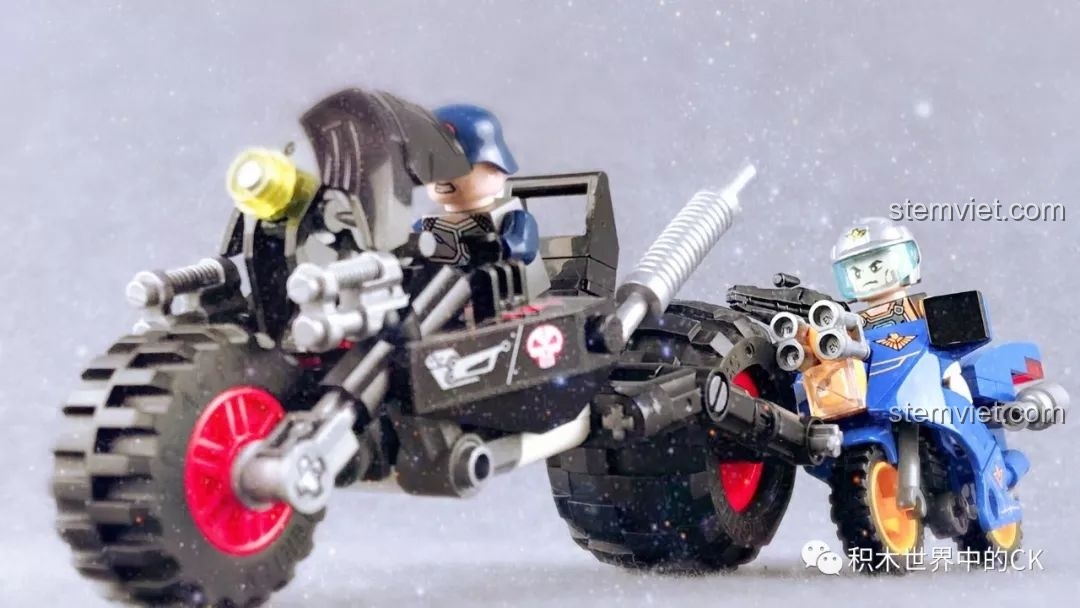 Cảnh mô hình Xe Chiến Đấu U Linh QMAN 2703 và mô tô xanh rượt đuổi nhau trong bão tuyết, tạo hiệu ứng đặc biệt.