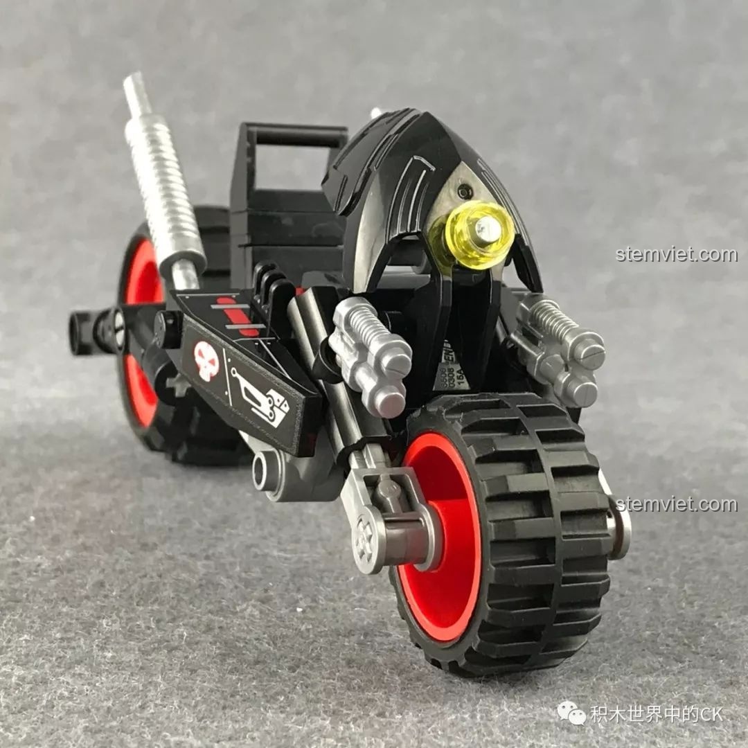 Góc nhìn phía trước của mô hình Xe Chiến Đấu U Linh QMAN 2703 màu đen, hiển thị đèn pha và các chi tiết trang trí.