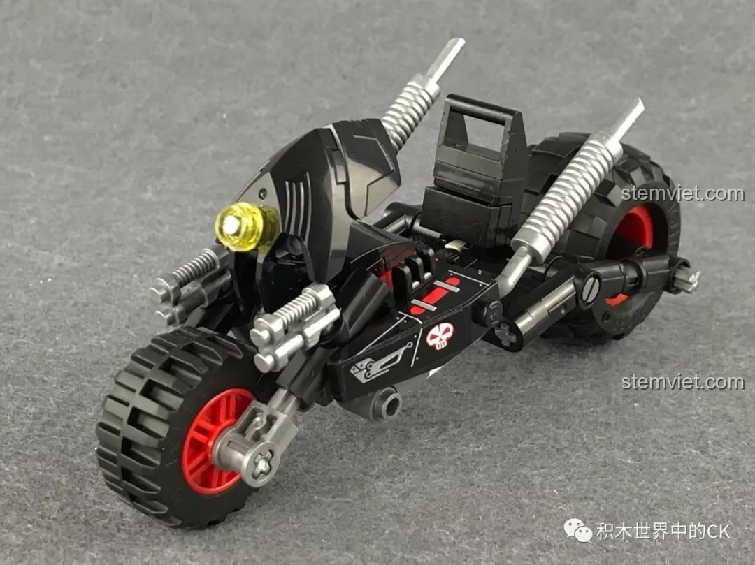 Mô hình Xe Chiến Đấu U Linh QMAN 2703 màu đen đã hoàn thành, với thiết kế hầm hố và các chi tiết gai góc.