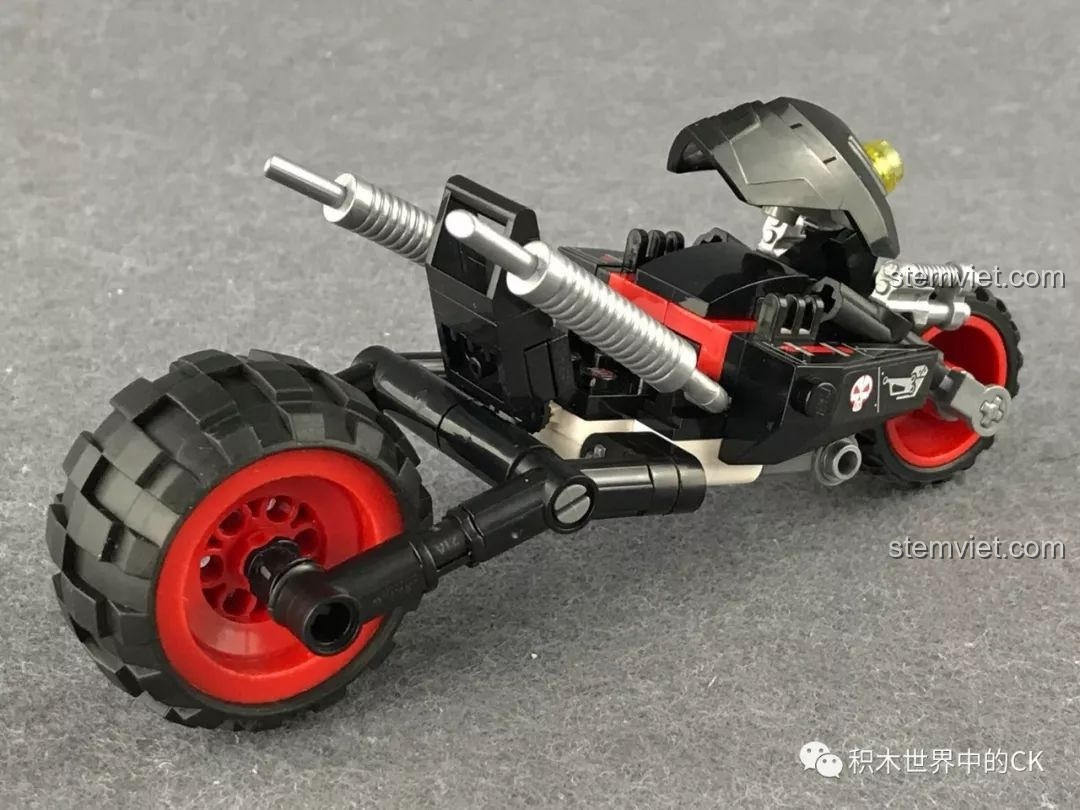 Góc nhìn nghiêng của mô hình Xe Chiến Đấu U Linh QMAN 2703 màu đen, cho thấy chi tiết lò xo và bánh xe.