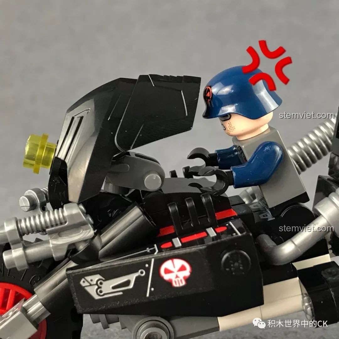 Minifigure ngồi trên Xe Chiến Đấu U Linh QMAN 2703 nhưng không thể cầm được tay lái, một lỗi thiết kế nhỏ.