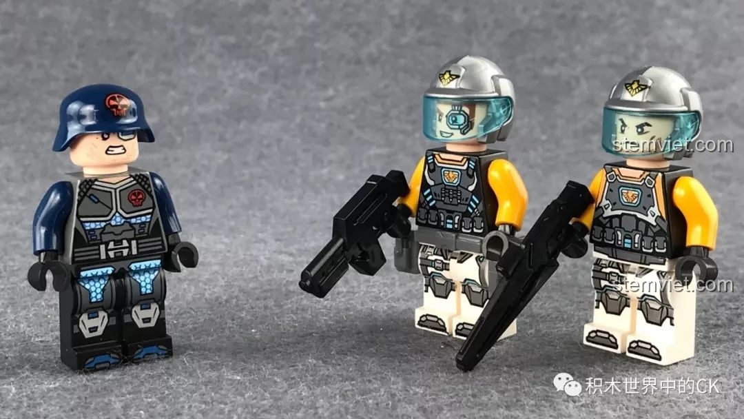 Ba nhân vật minifigure QMAN 2703 Xe Chiến Đấu U Linh cầm vũ khí, sẵn sàng cho trận chiến.