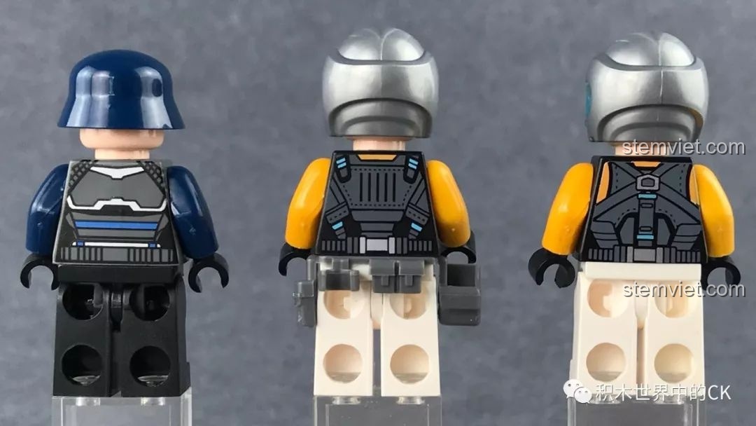 Mặt sau của ba nhân vật minifigure QMAN 2703 Xe Chiến Đấu U Linh, hiển thị chi tiết trang phục và giáp.