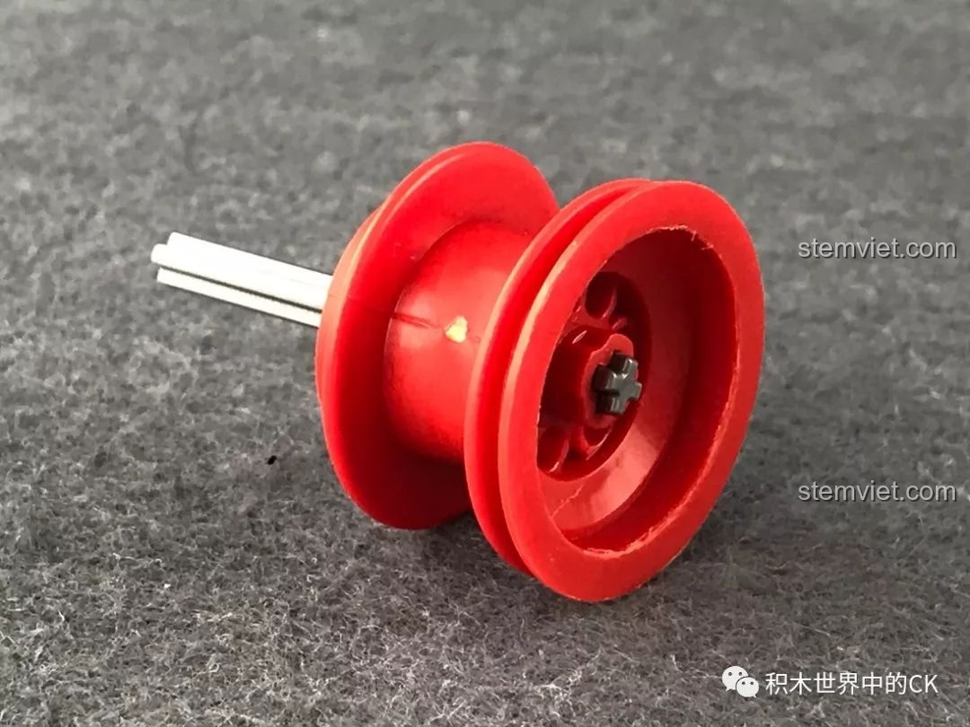 Chi tiết trục bánh xe màu đỏ của mô hình từ bộ QMAN 2703 Xe Chiến Đấu U Linh.