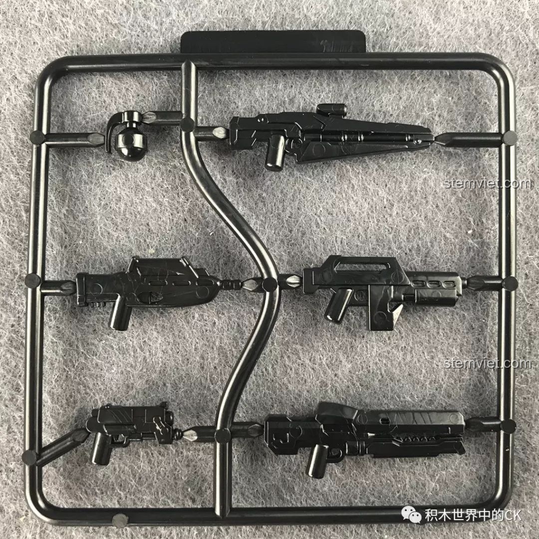 Bảng mảnh ghép vũ khí đi kèm bộ đồ chơi lắp ráp QMAN 2703 Xe Chiến Đấu U Linh, với nhiều loại súng.