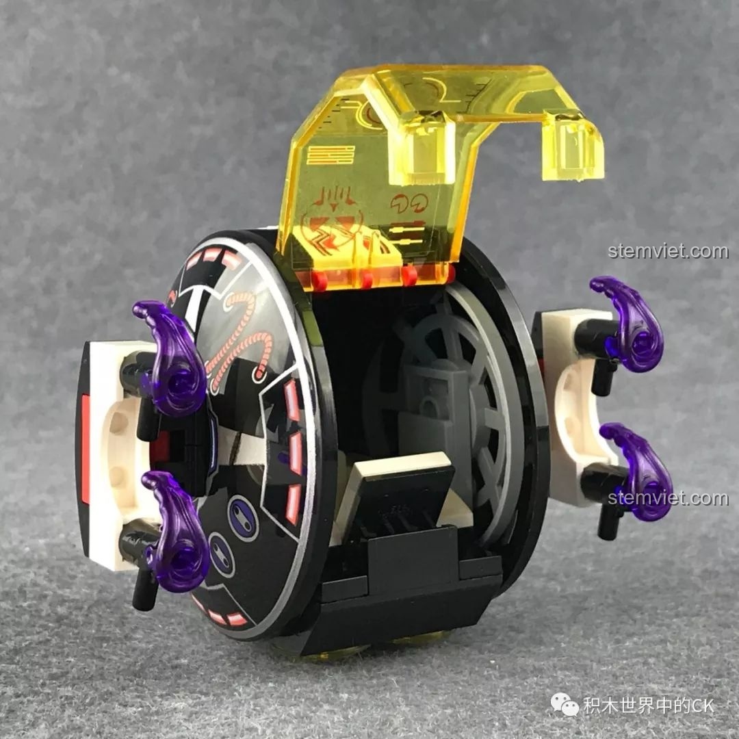 Mô hình Thiết Bị Trinh Sát Mắt Đen QMAN 2704 với buồng lái mở, cho thấy không gian bên trong.