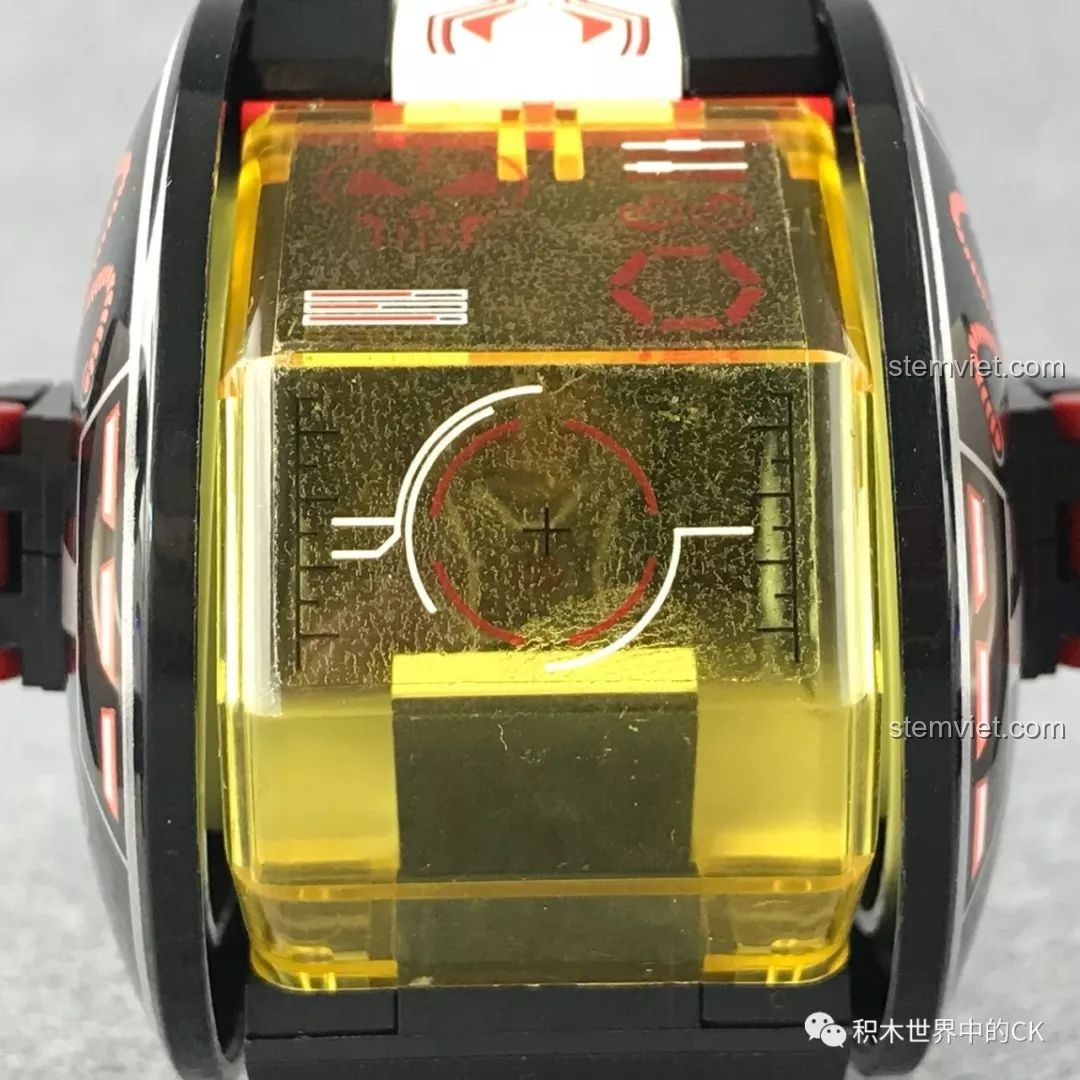 Cận cảnh buồng lái của Thiết Bị Trinh Sát Mắt Đen QMAN 2704 sau khi dán sticker, hiển thị các chi tiết màn hình.