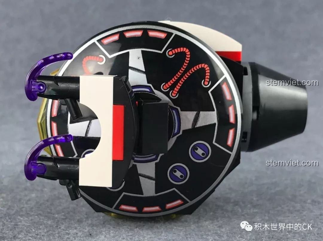 Góc nhìn phía sau của mô hình Thiết Bị Trinh Sát Mắt Đen QMAN 2704, cho thấy thiết kế buồng lái.