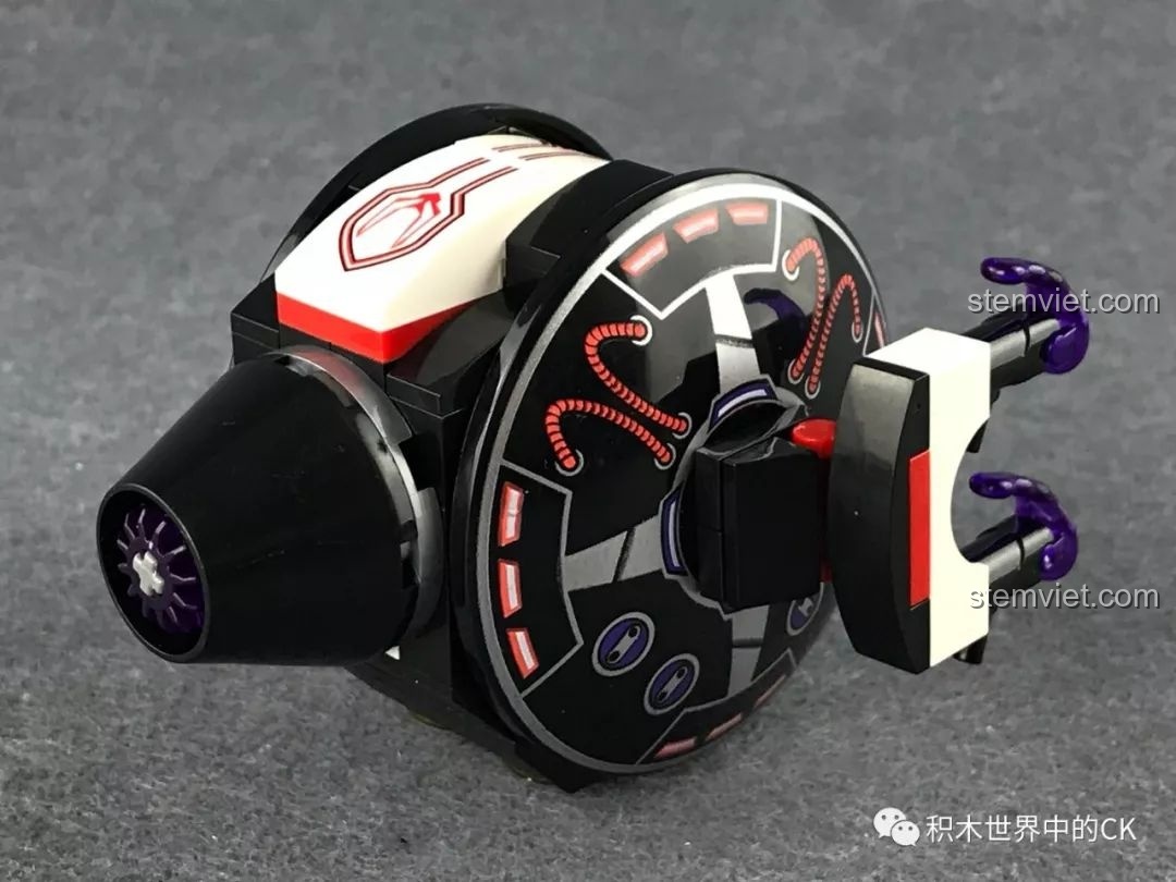 Góc nhìn nghiêng của mô hình Thiết Bị Trinh Sát Mắt Đen QMAN 2704, cho thấy hai tấm tròn lớn là mảnh in.