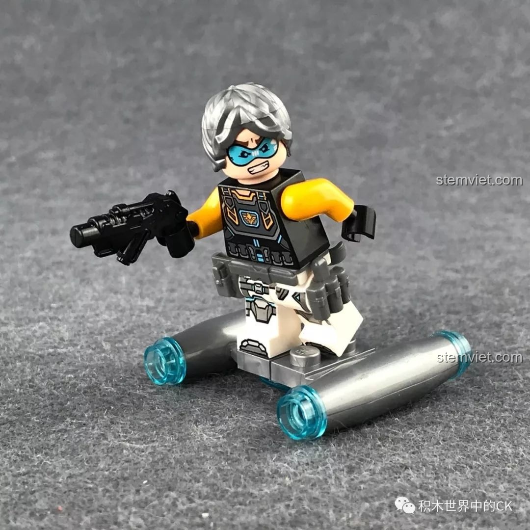 Minifigure đứng trên thiết bị bay từ bộ QMAN 2704 Thiết Bị Trinh Sát Mắt Đen, tạo dáng như ván trượt.