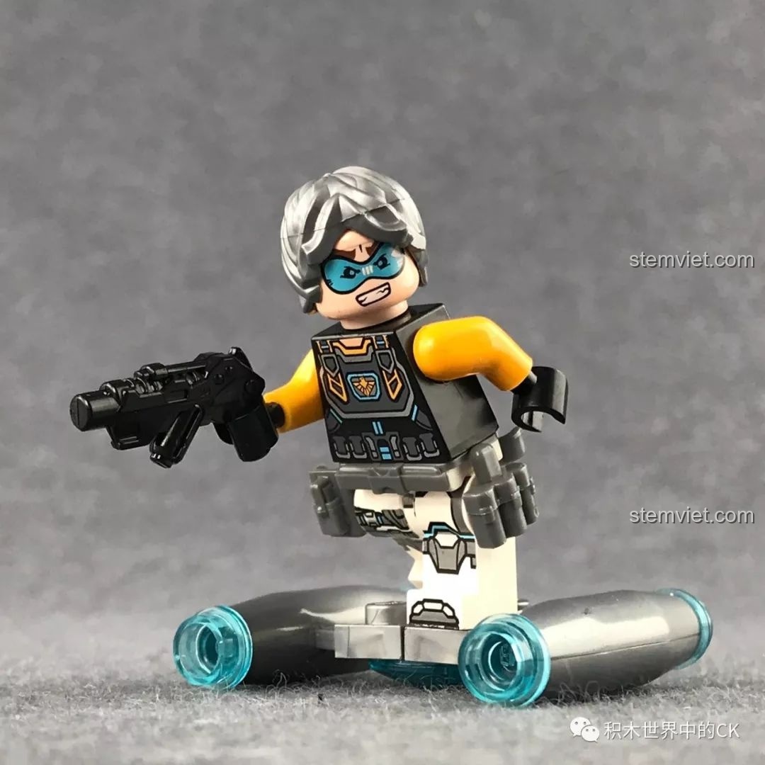 Minifigure đứng trên thiết bị bay từ bộ QMAN 2704 Thiết Bị Trinh Sát Mắt Đen, tạo dáng năng động hơn.