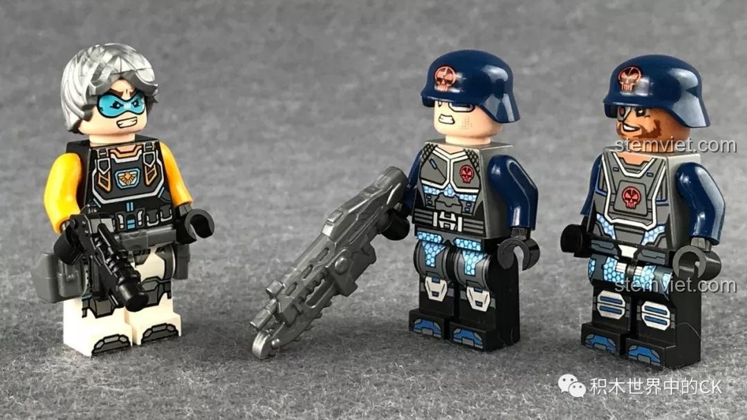 Ba nhân vật minifigure QMAN 2704 Thiết Bị Trinh Sát Mắt Đen cầm vũ khí, sẵn sàng cho nhiệm vụ.