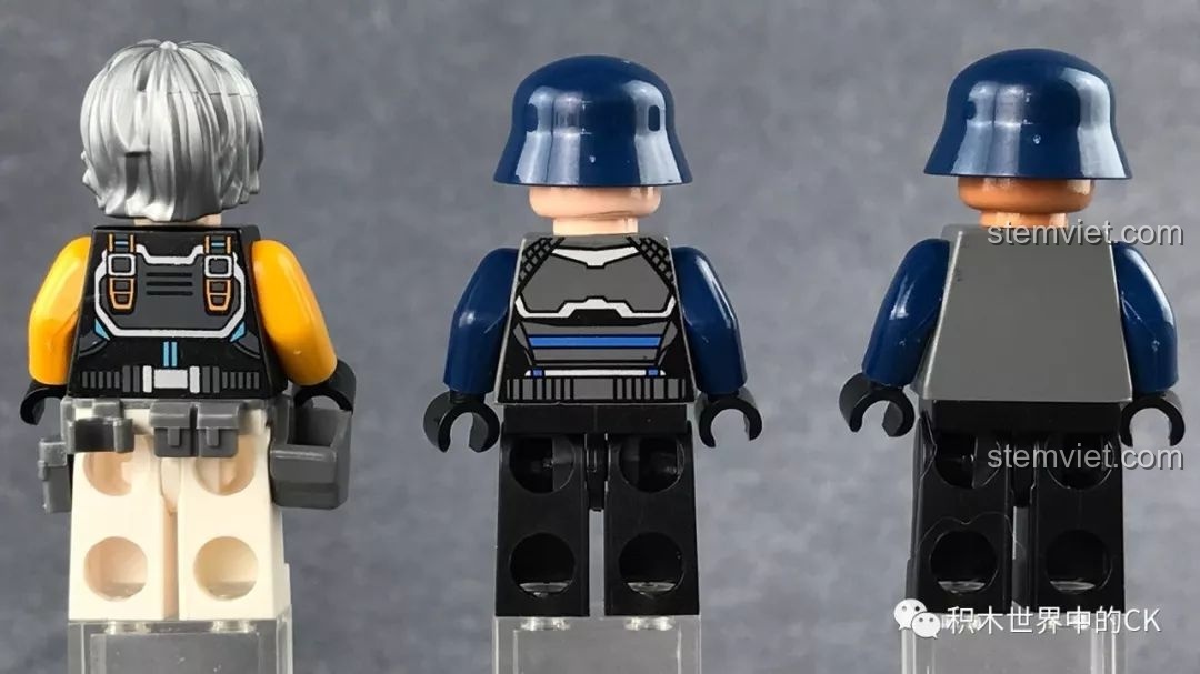 Mặt sau của ba nhân vật minifigure QMAN 2704 Thiết Bị Trinh Sát Mắt Đen, hiển thị chi tiết trang phục và giáp.