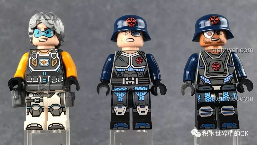 Ba nhân vật minifigure đi kèm bộ đồ chơi lắp ráp QMAN 2704 Thiết Bị Trinh Sát Mắt Đen, với trang phục và mũ bảo hiểm khác nhau.