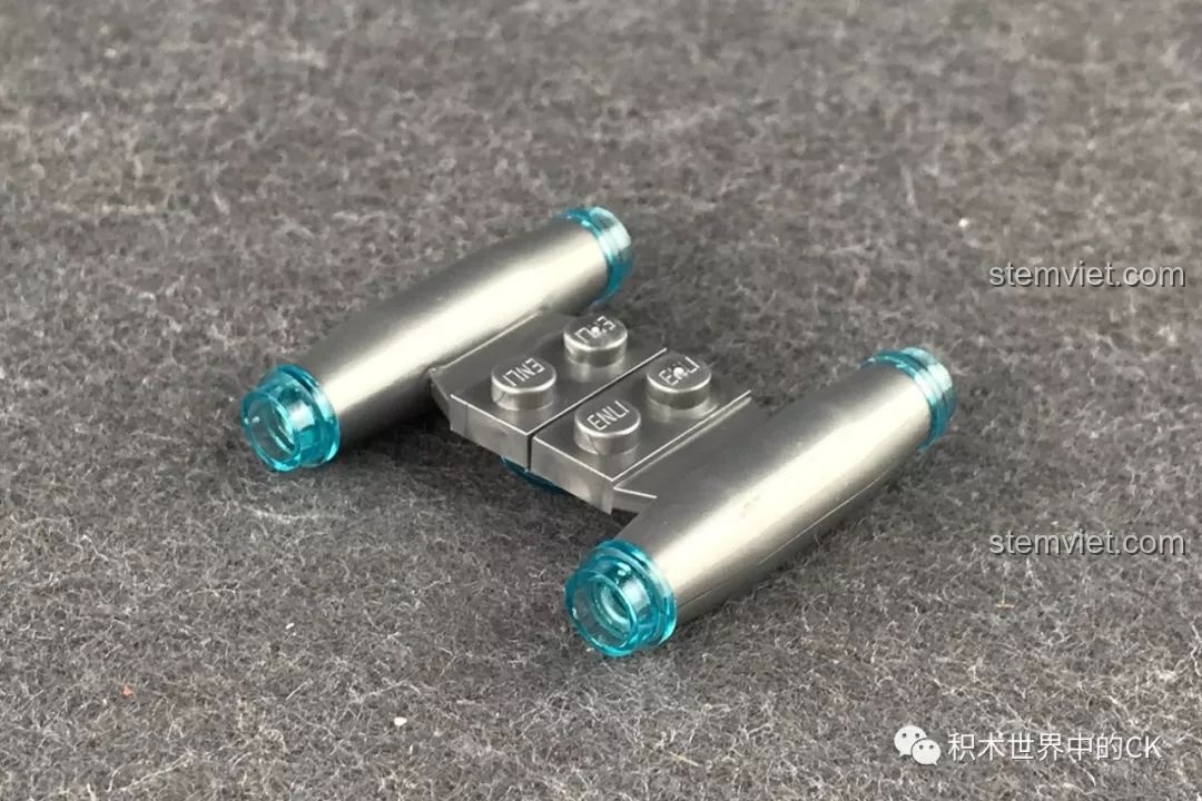 Chi tiết mảnh ghép nhỏ màu bạc và xanh trong suốt từ bộ QMAN 2704 Thiết Bị Trinh Sát Mắt Đen.