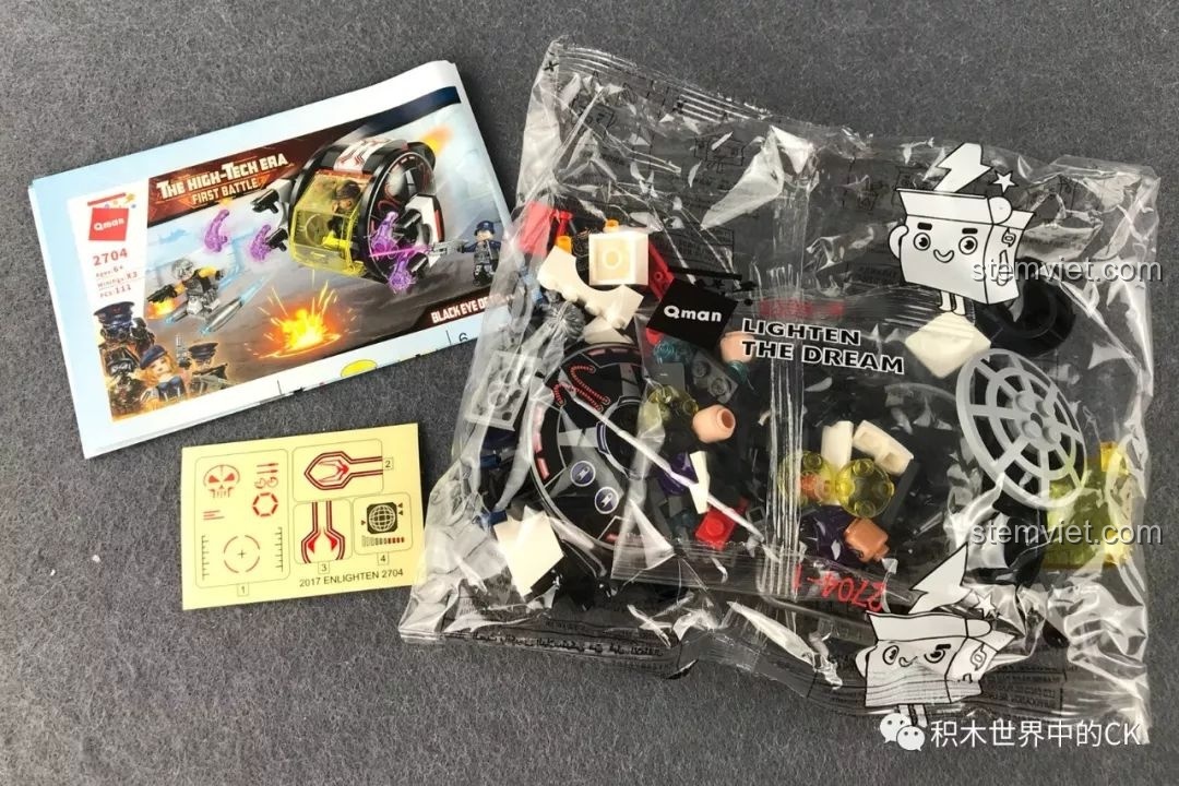 Mở hộp bộ đồ chơi lắp ráp QMAN 2704 Thiết Bị Trinh Sát Mắt Đen, bao gồm sách hướng dẫn, túi mảnh ghép và sticker.