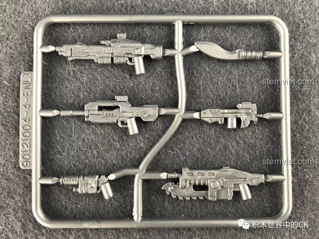 Bảng mảnh ghép vũ khí đi kèm bộ đồ chơi lắp ráp QMAN 2704 Thiết Bị Trinh Sát Mắt Đen, với nhiều loại súng.