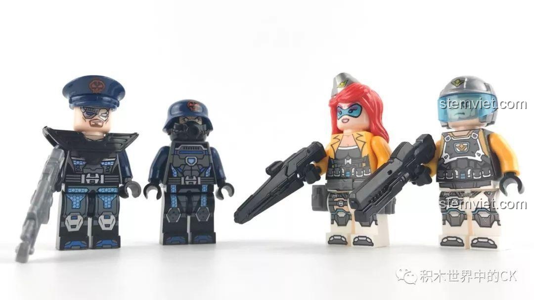 Bốn minifigure Klara, George, Otto, Finn đứng cạnh nhau, thể hiện sự đa dạng của các nhân vật trong bộ QMAN 2715 Pháo Laser.