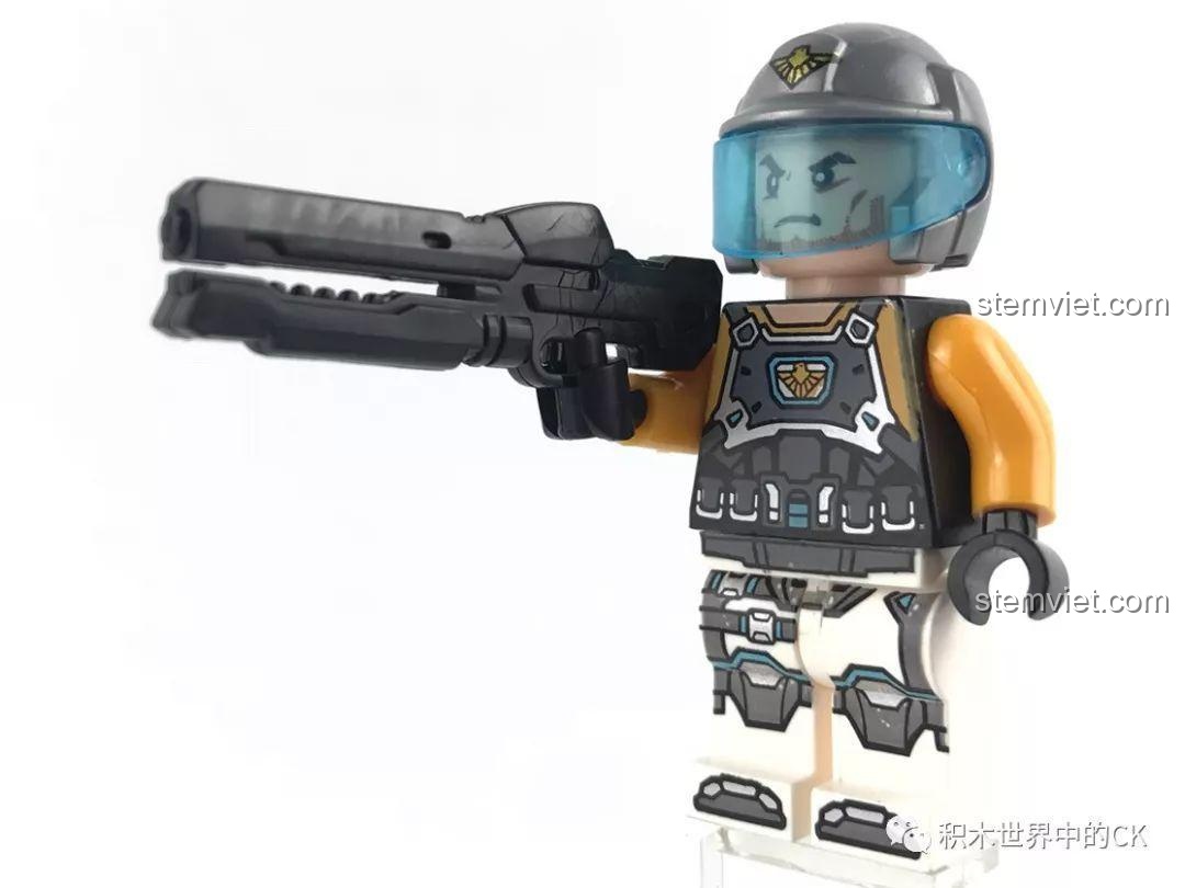 Minifigure George, nhân vật chính diện mới, cầm súng trong bộ đồ chơi QMAN 2715 Pháo Laser tự hành.