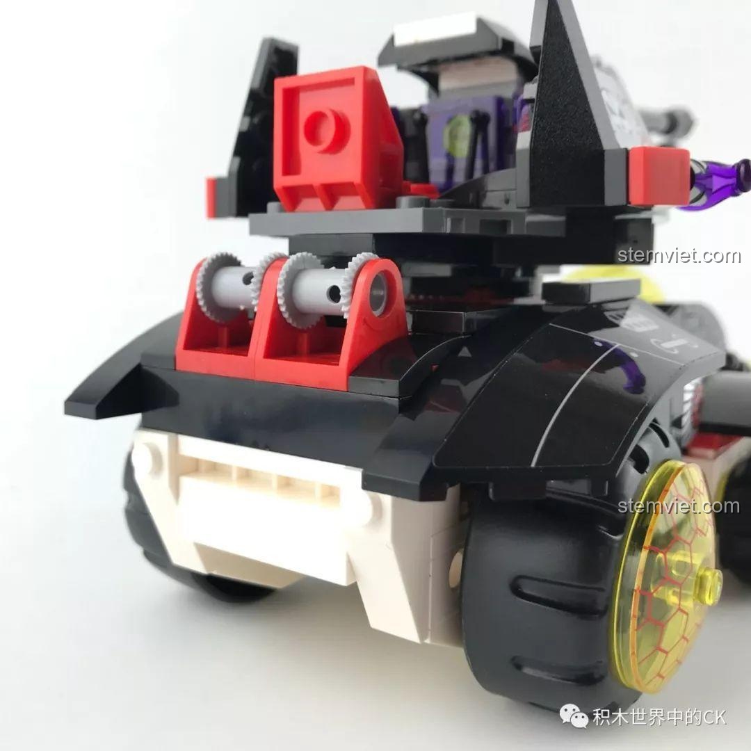 Cận cảnh chi tiết in ấn trên bánh xe và thân xe của Xe Pháo Laser QMAN 2715, thể hiện chất lượng cao.