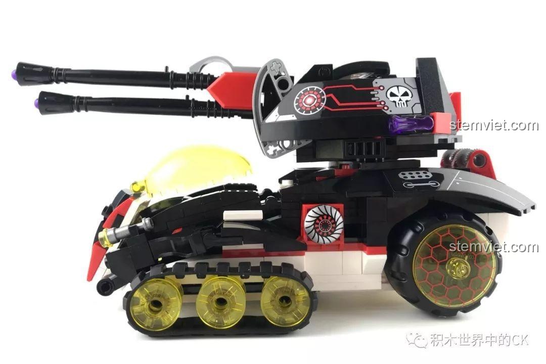 Khoang lái của Xe Pháo Laser QMAN 2715 với ba màn hình hiển thị chi tiết và cần điều khiển, tạo cảm giác công nghệ cao.