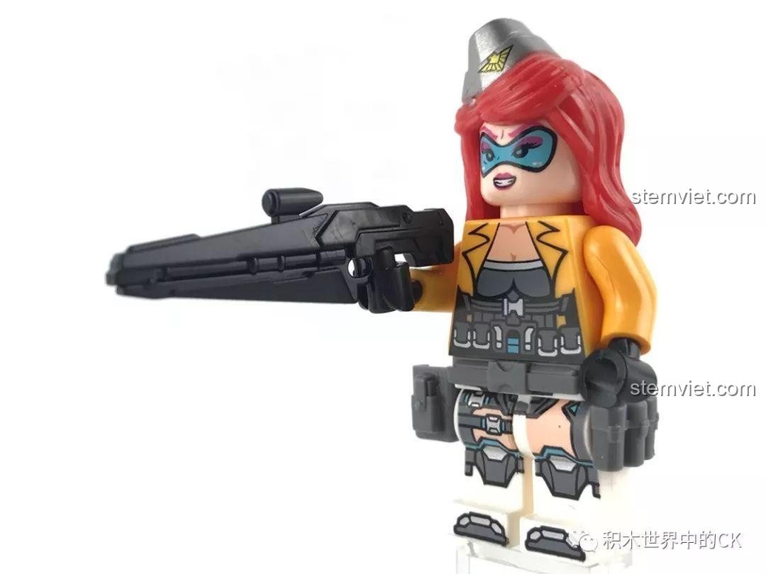 Minifigure Klara cầm súng, sẵn sàng chiến đấu trong bộ đồ chơi QMAN 2715 Pháo Laser tự hành.