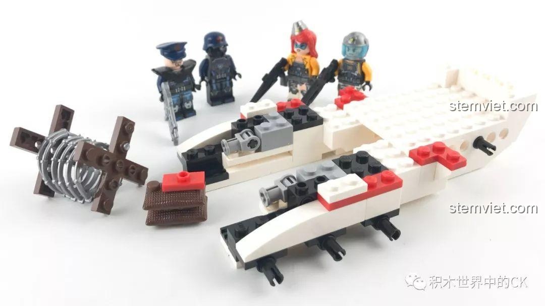 Các mảnh ghép ban đầu của khung xe pháo laser trong quá trình lắp ráp bộ đồ chơi QMAN 2715 Pháo Laser tự hành.