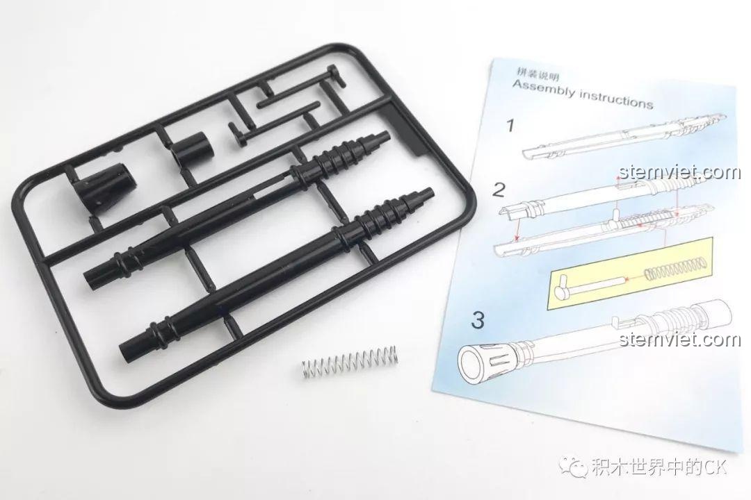Các bộ phận của nòng pháo laser và lò xo, cùng hướng dẫn lắp ráp trong bộ đồ chơi QMAN 2715 Pháo Laser tự hành.