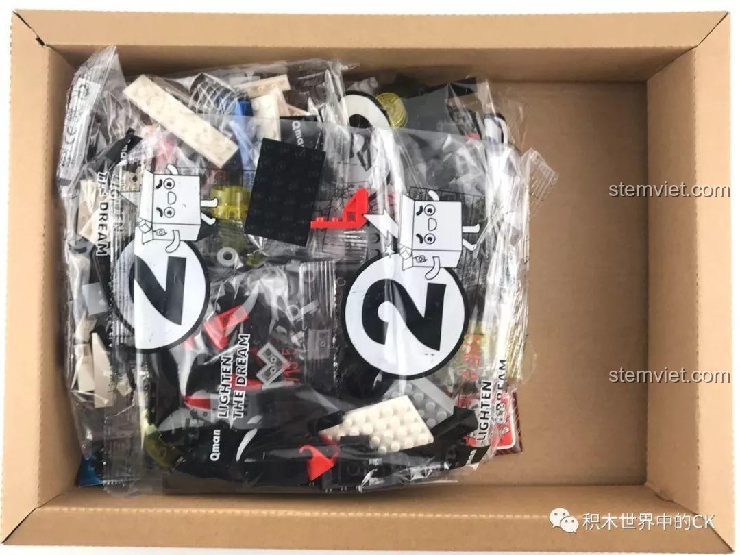 Các túi linh kiện được phân loại theo số thứ tự trong hộp đồ chơi lắp ráp QMAN 2715 Pháo Laser tự hành, sẵn sàng cho việc lắp ráp.