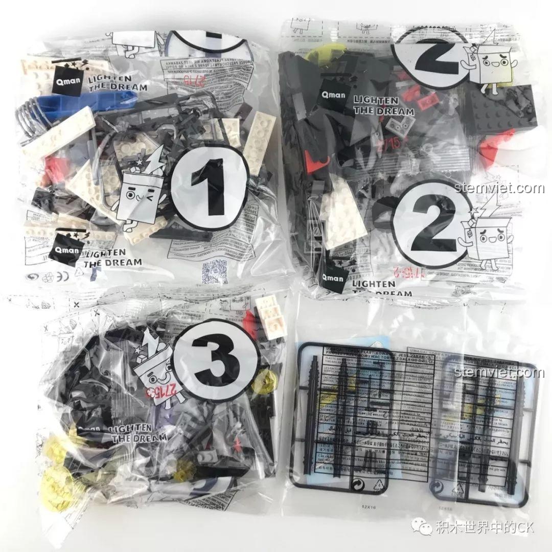 Các túi linh kiện được đánh số 1, 2, 3 và hai túi linh kiện lớn của pháo trong bộ đồ chơi QMAN 2715 Pháo Laser tự hành.