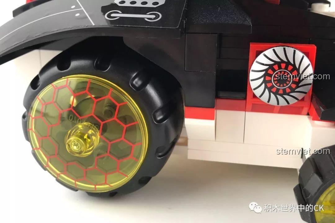 Pháo chính của Xe Pháo Laser QMAN 2715 có thể xoay 360 độ, thể hiện tính năng linh hoạt của mô hình.