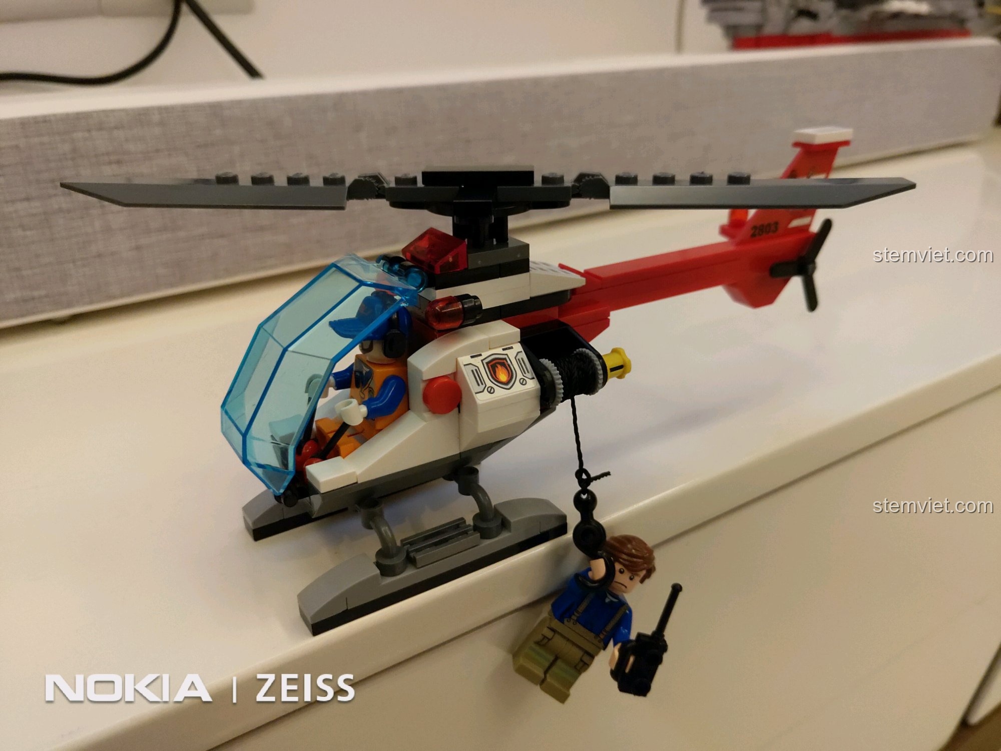 Bộ lắp ráp Trực thăng Cứu hộ Tiên phong QMAN 2803 với minifigure phi công và nhân viên cứu hộ