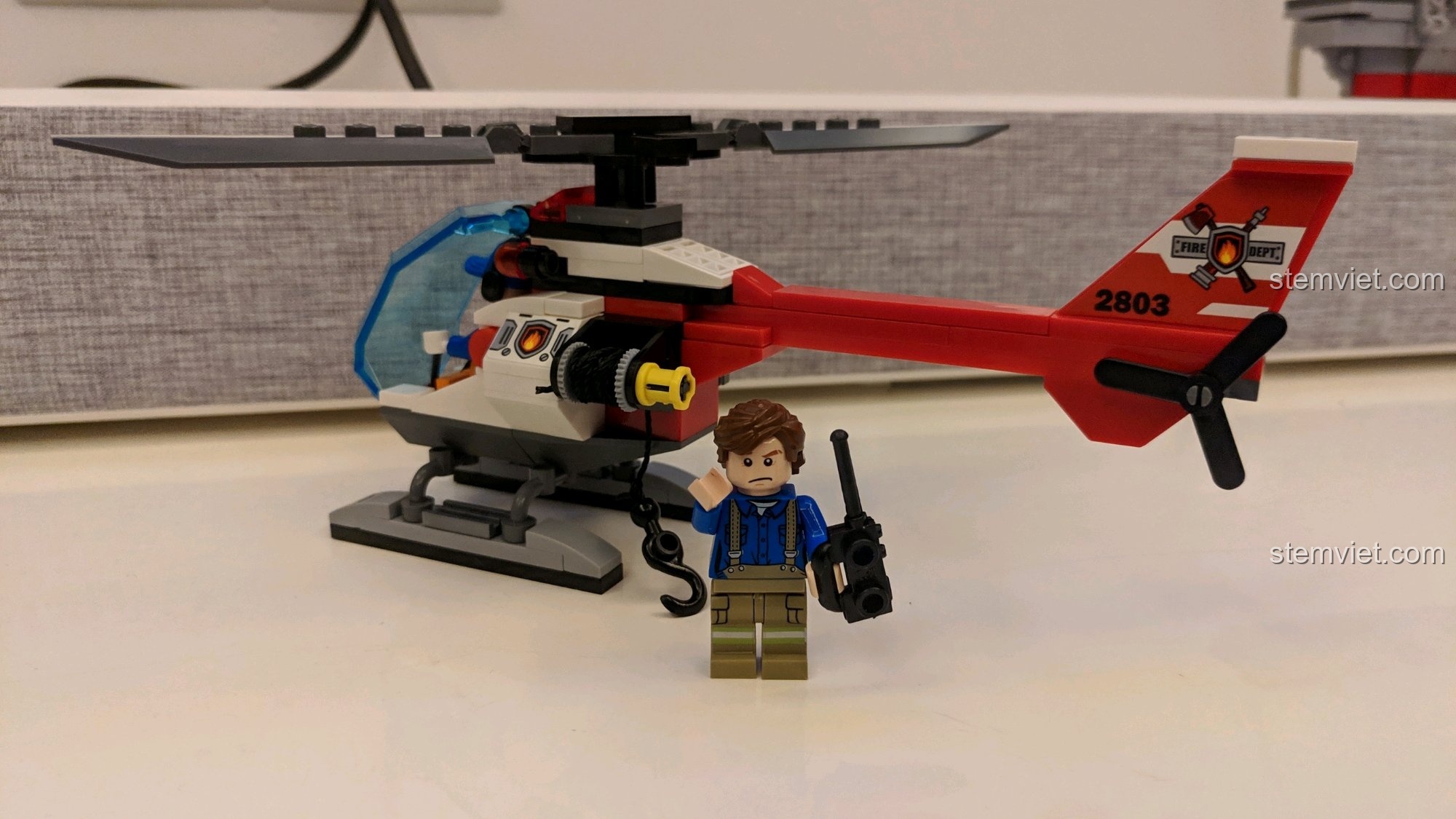 Cận cảnh bộ lắp ráp Trực thăng Cứu hộ Tiên phong QMAN 2803 với minifigure nhân viên cứu hộ