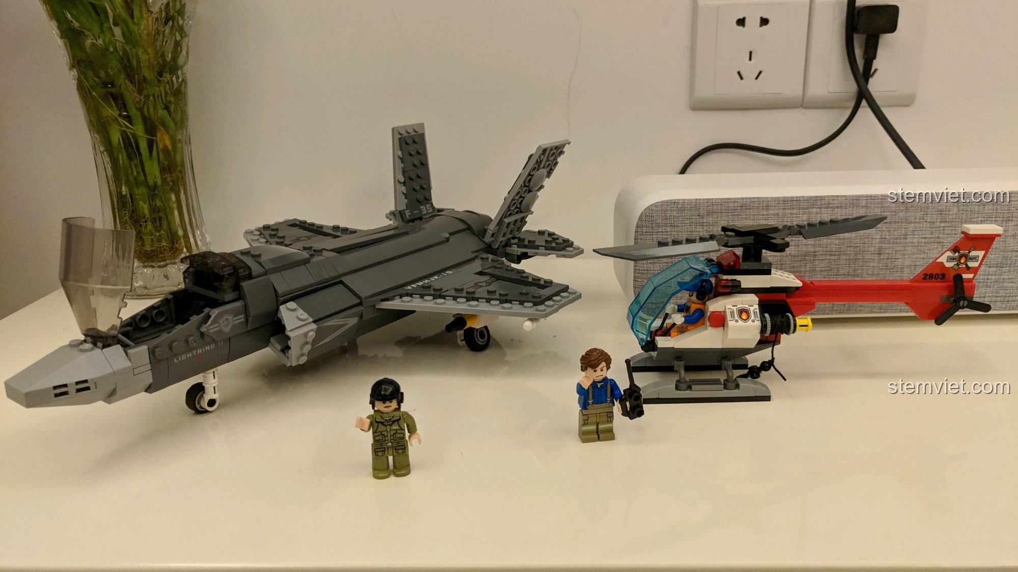 So sánh bộ lắp ráp Trực thăng Cứu hộ Tiên phong QMAN 2803 với máy bay chiến đấu