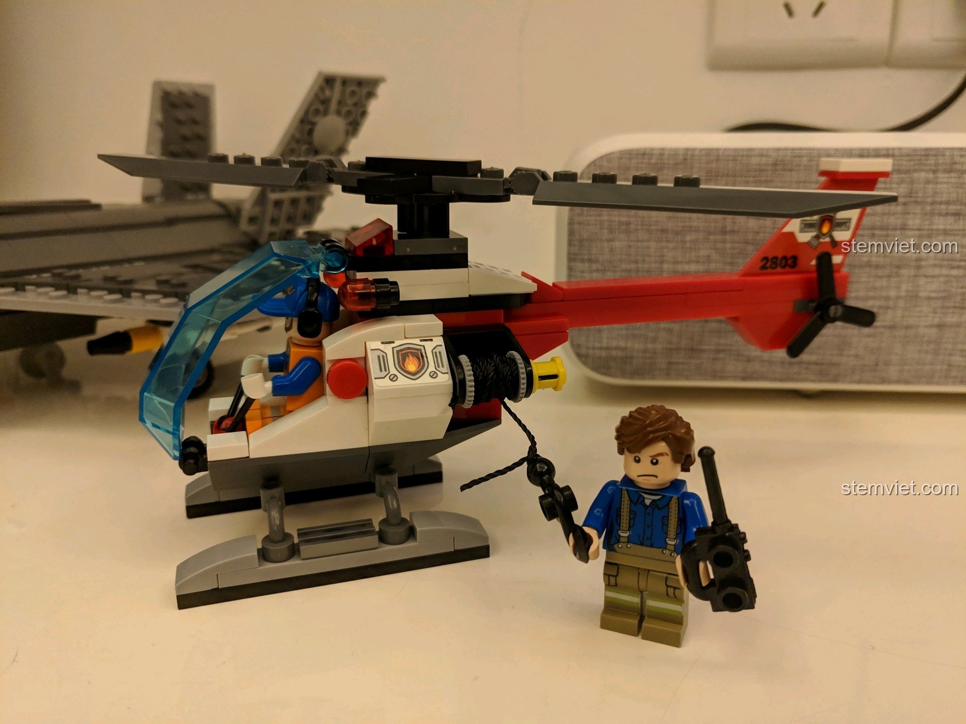 Bộ lắp ráp Trực thăng Cứu hộ Tiên phong QMAN 2803 với minifigure phi công