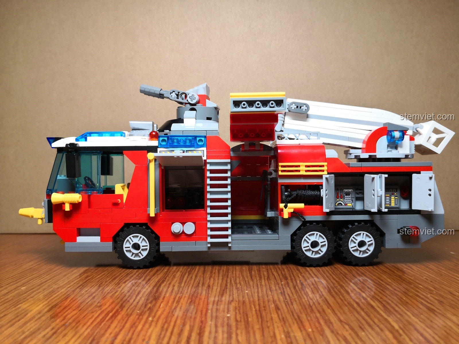 Review QMAN 2809 với các khoang chứa đồ được mở ra, cho thấy các chi tiết và chức năng bên trong.