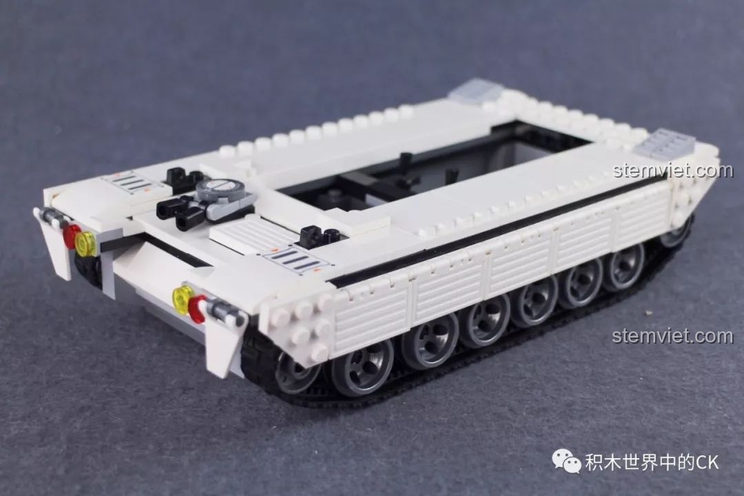 Tiến độ lắp ráp bộ đồ chơi Xe Tăng Quân Sự ThunderMission QMAN 3206, phần thân xe tăng đã gần hoàn thiện, cho thấy sự dễ dàng trong quá trình lắp.