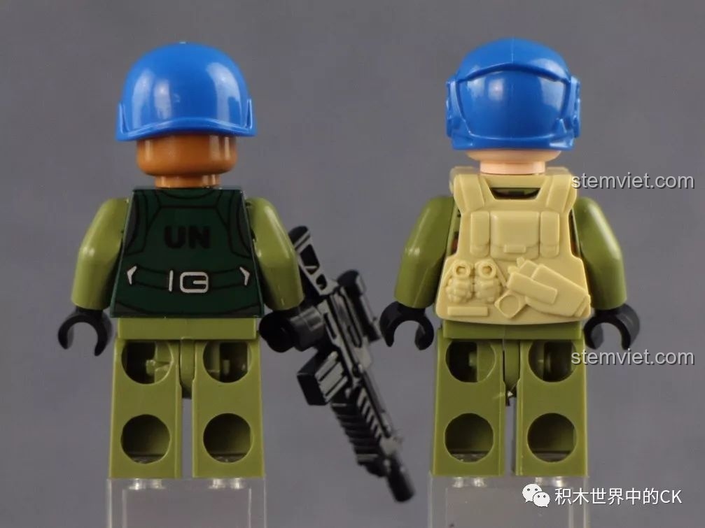 Mặt sau của hai nhân vật lính trong bộ đồ chơi lắp ráp Xe Tăng Quân Sự ThunderMission QMAN 3206, cho thấy chi tiết in ấn trên lưng.