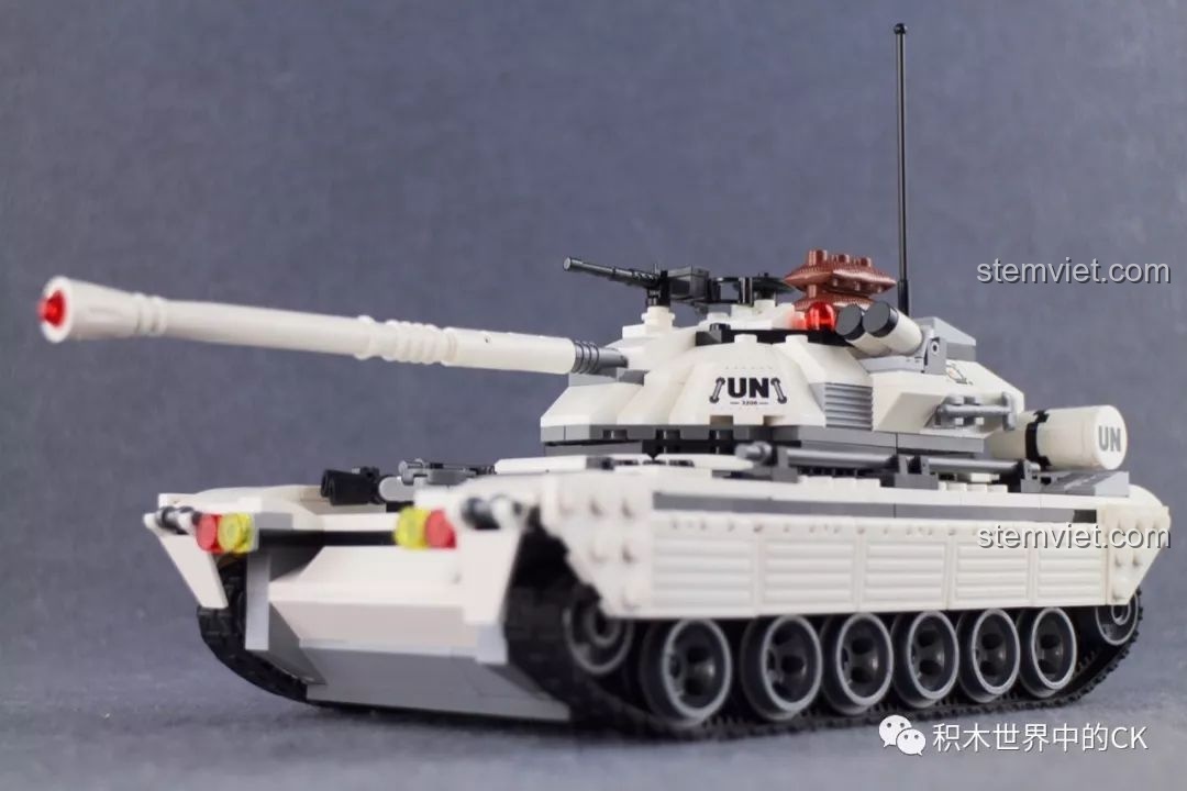 Mô hình xe tăng quân sự ThunderMission QMAN 3206 nhìn từ góc nghiêng, thể hiện thiết kế cân đối và mạnh mẽ của phương tiện chiến đấu.