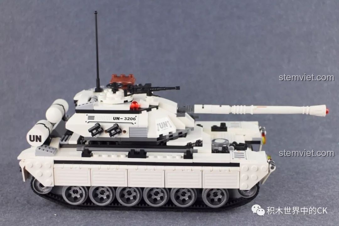Phần giáp bên hông của mô hình xe tăng quân sự ThunderMission QMAN 3206 được mở ra, cho thấy chi tiết bên trong và thiết kế thông minh.