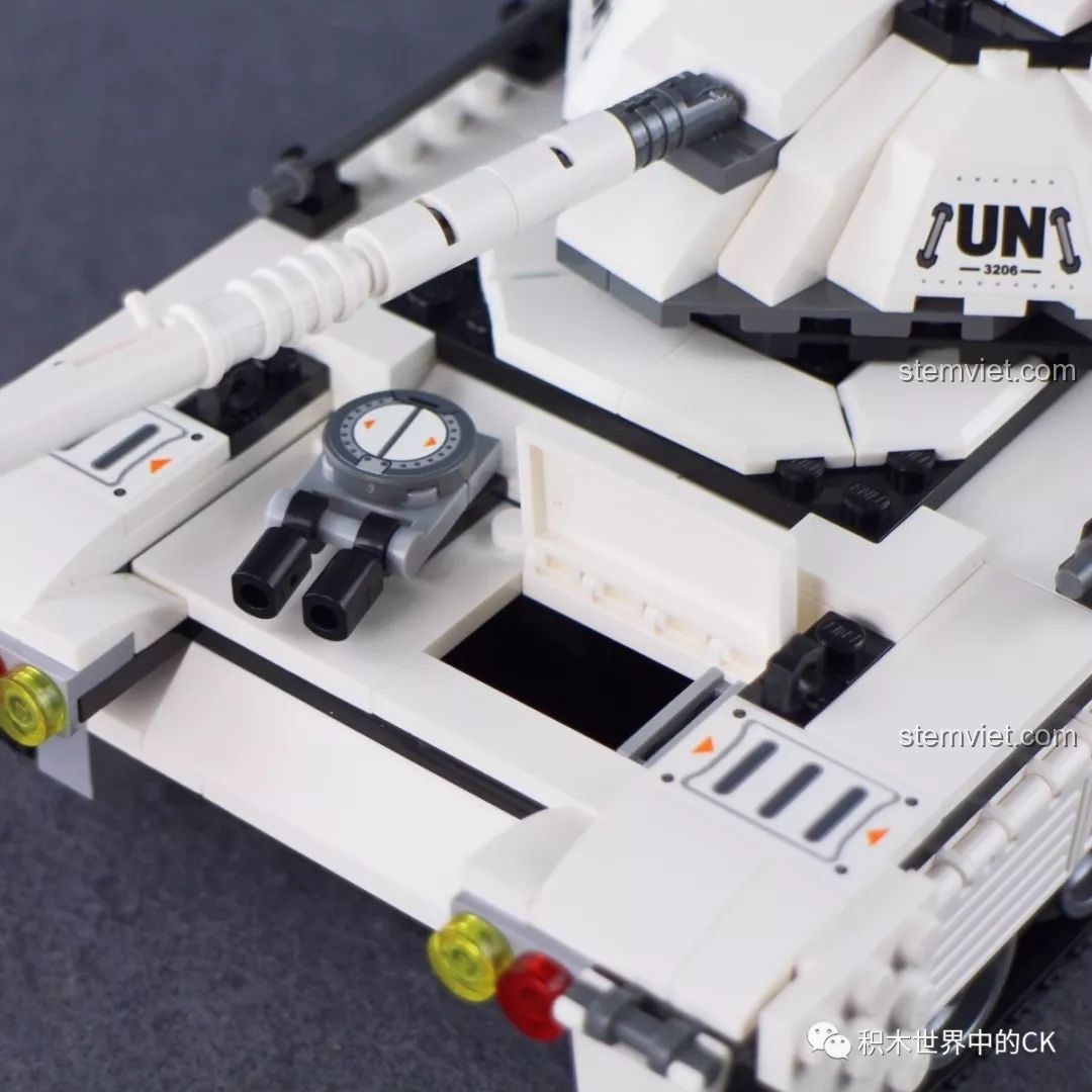 Tháp pháo của mô hình xe tăng quân sự ThunderMission QMAN 3206 có thể xoay, thể hiện tính năng linh hoạt của bộ đồ chơi.