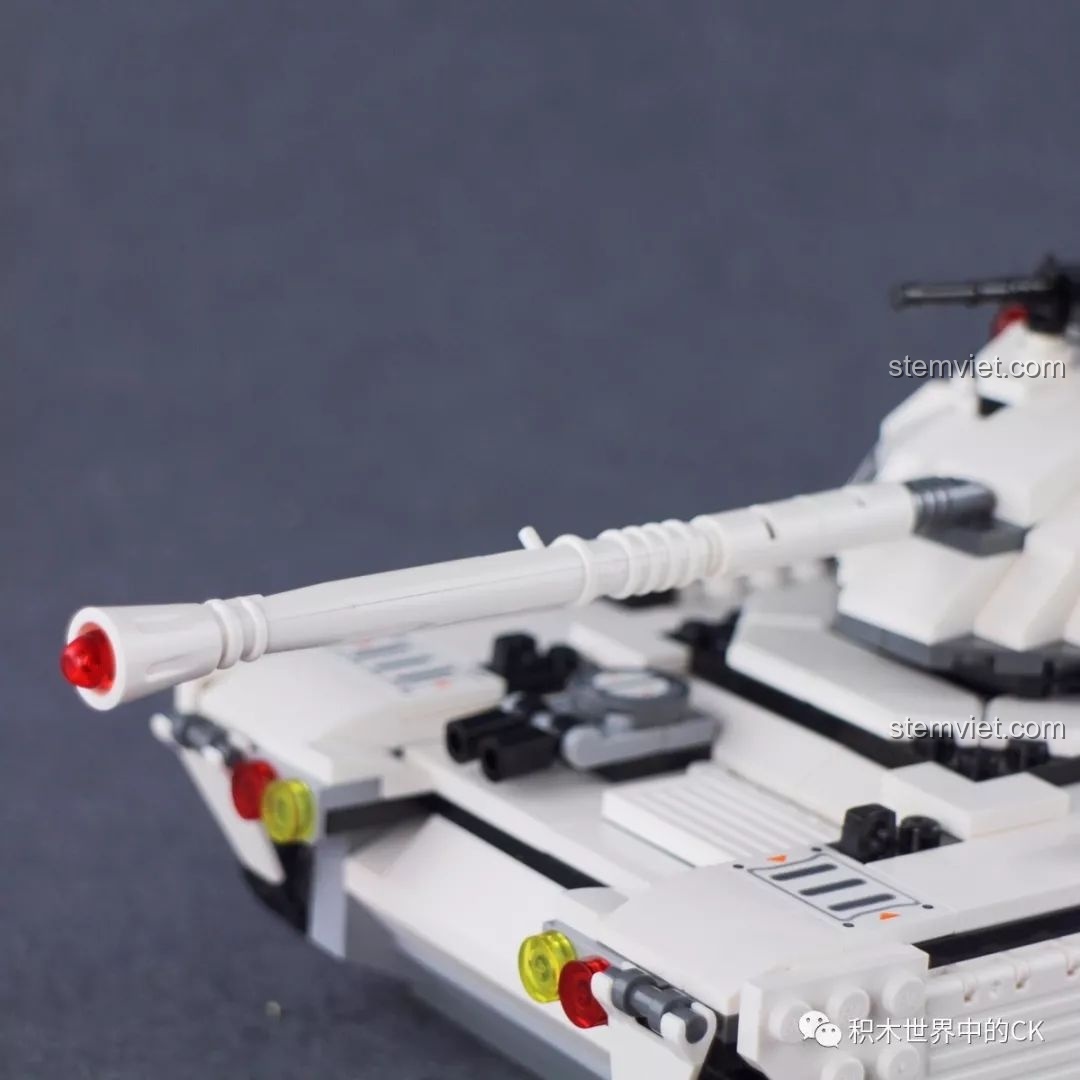 Khoang bên trong thân xe tăng quân sự ThunderMission QMAN 3206 sau khi tháo tháp pháo, cho thấy không gian chứa đồ và các chi tiết bên trong.