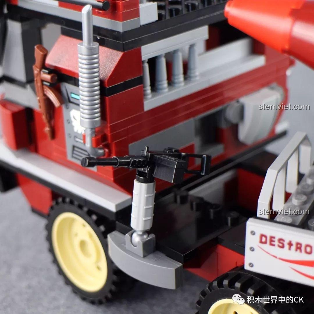 Bộ lắp ráp Qman 3207 Xe Tải Quân Sự Phóng Tên Lửa ThunderMission và trực thăng hoàn chỉnh, cùng 4 nhân vật lính, sẵn sàng cho trận chiến.