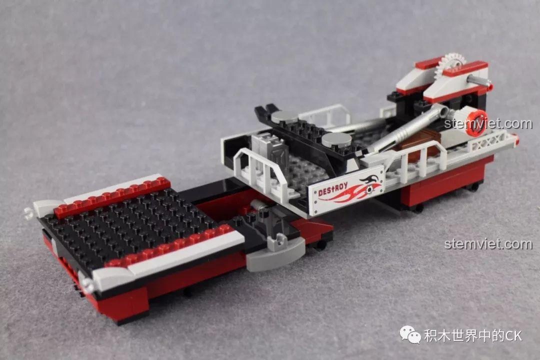 Quá trình lắp ráp bộ Qman 3207 Xe Tải Quân Sự Phóng Tên Lửa, phần khung xe tải đang dần hoàn thiện với các chi tiết phức tạp.