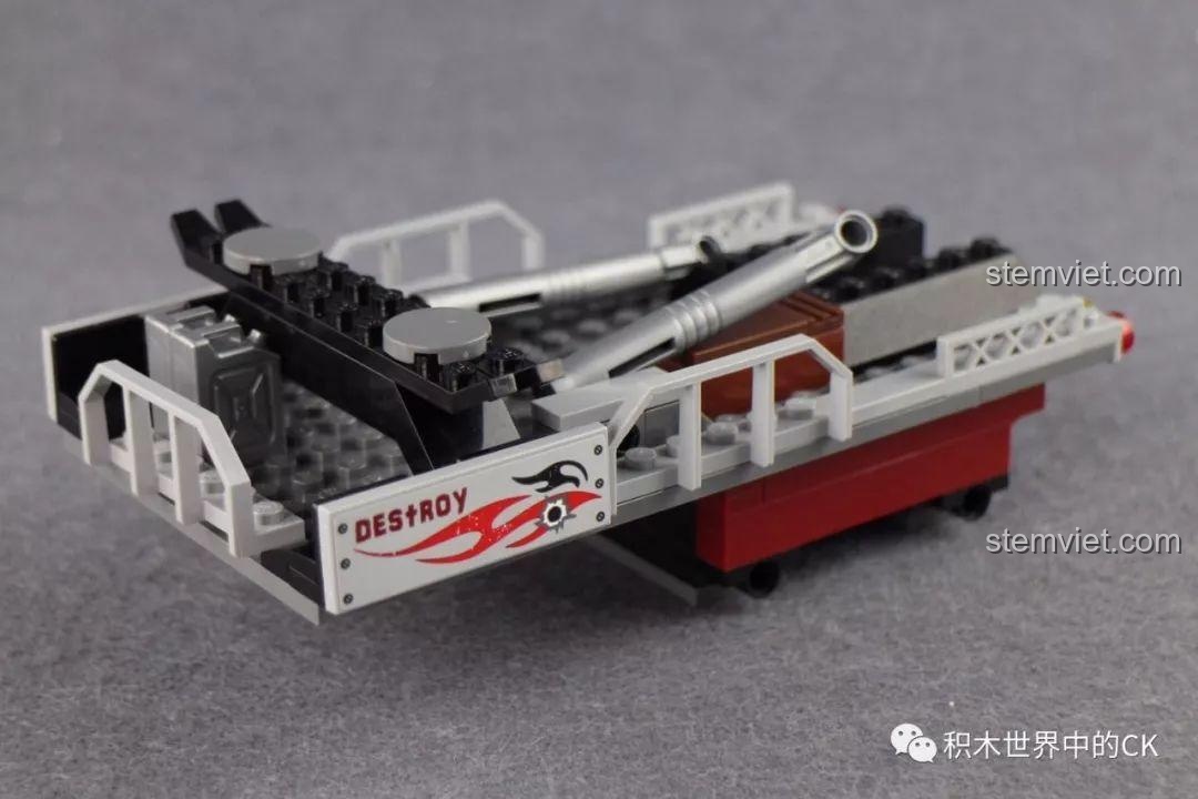 Giai đoạn đầu của quá trình lắp ráp bộ Qman 3207 Xe Tải Quân Sự Phóng Tên Lửa, hình thành phần khung cơ bản của xe tải.