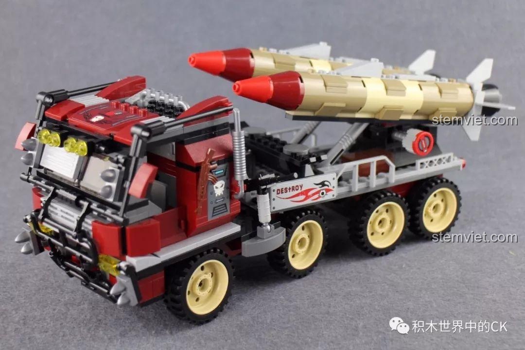 Mô hình xe tải quân sự phóng tên lửa Qman 3207 ThunderMission trong quá trình lắp ráp, với bệ phóng tên lửa đã được gắn vào.