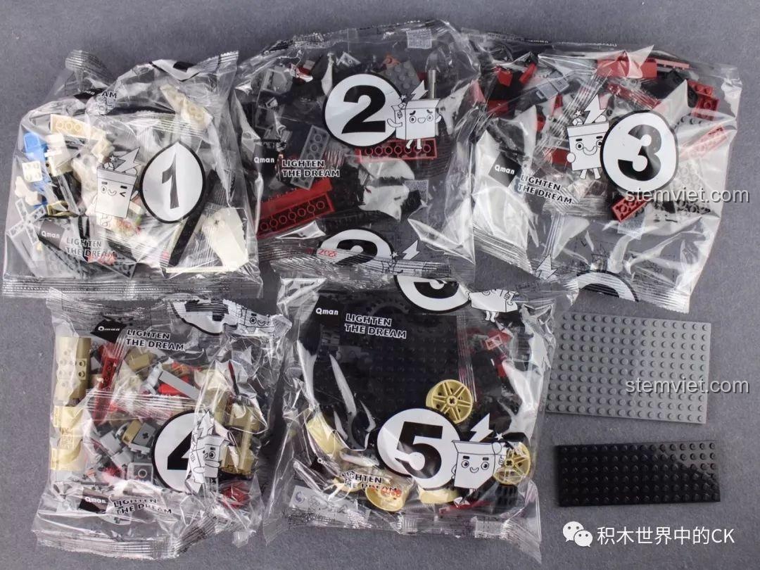 Toàn bộ các túi mảnh ghép và tấm đế của bộ đồ chơi lắp ráp Qman 3207 Xe Tải Quân Sự Phóng Tên Lửa, sẵn sàng cho việc lắp ráp.