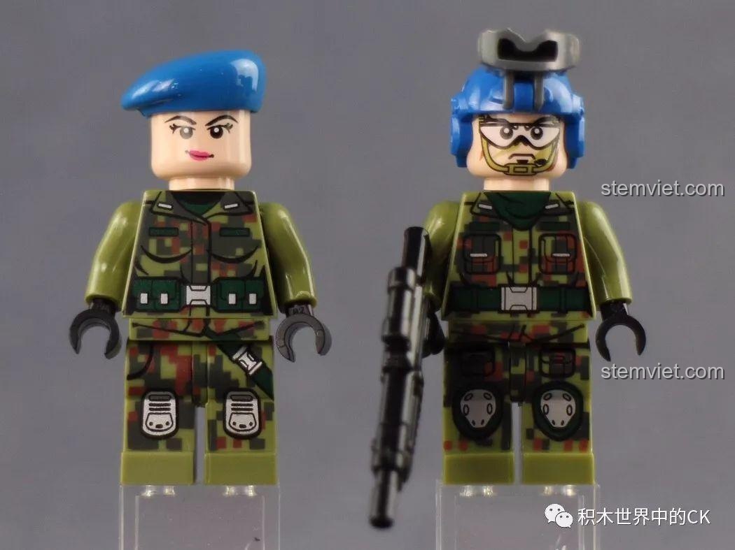 Mặt sau của hai nhân vật lính phe gìn giữ hòa bình từ bộ Qman 3207 ThunderMission, hiển thị chi tiết áo giáp và thiết kế.